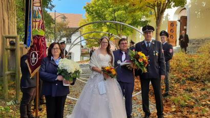 Bild: Schultes/exb
Das Brautpaar Alexandra und Dominik Scharl freute sich über die guten Wünsche der Feuerwehr Hannesried