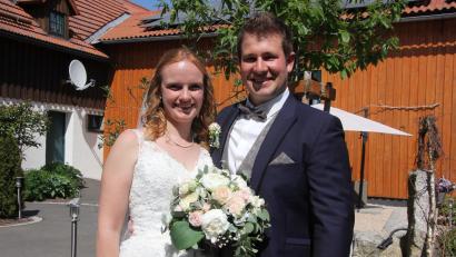 Bild: kro
Ein glückstrahlendes Brautpaar: Karina und Markus Stock bei der Hochzeitsfeier im „Mühlenhof“ bei Mähring.