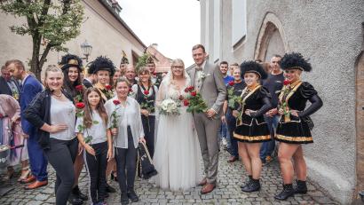 Bild: Franz Huettner
Vereinsmitglieder von Fußball- und Faschingsverein freuen sich mit den Brautleuten Sven Kopp und Melissa Spies.