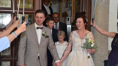 Bild: fjo
Vor dem Portal des Waidhauer Rathauses werden Simone und Thomas Liebl von den Gratulanten bereits sehnsüchtig erwartet.