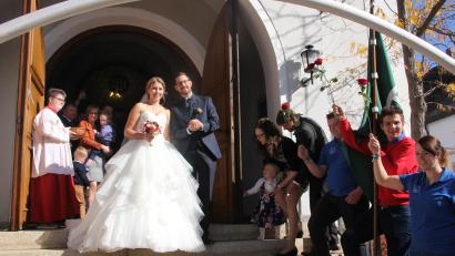 Bild: kro
Teresa und Markus Dietz beim Verlassen der Stadtpfarrkirche St. Nikolaus.