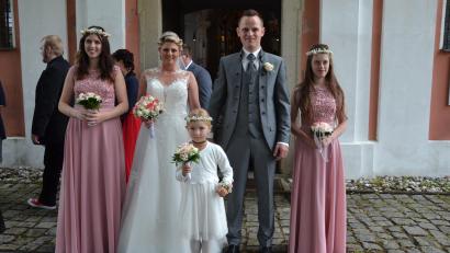 Bild: gi
Kerstin Nagler, geboren Kick, und Josef Nagler heiraten in der Wieskirche. Pfarrer Alfons Forster aus Michldorf traut das Paar.