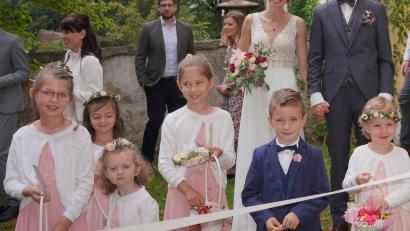 Bild: fvo
Das frischgetraute Paar Katharina Eich und Korbinian Völkl nach der Trauung in Lennesrieth.