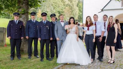 Bild: Nicole Fischer
Nach der kirchlichen Trauung überbrachten die Freiwillige Feuerwehr Großenschwand sowie die KLJB Großenschwand dem Brautpaar ihre Glückwünsche.