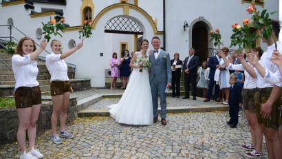 Bild: bey
Glücklich strahlend durchschreiten Manfred und Lena Reil das Spalier der KLJB Waldthurn.