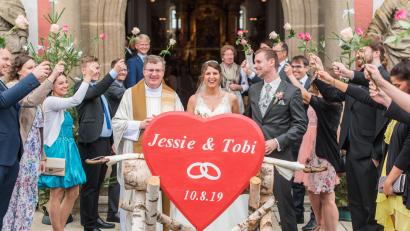 Bild: fpoz
Jessica Reichenberger und Tobias Hahn wurden von ihren Freunden mit Rosen empfangen.