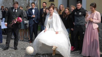 Bild: gbj
Nach der Trauung von Cornelia Hess und Thomas Krapfl durfte sich die Braut auch als Fußballerin versuchen.