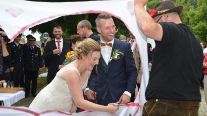 Bild: dob
Mit einer kleinen Schere ein großes Herz ausschneiden, das kostet Kraft.