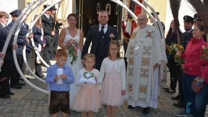 Bild: jr
Kirchlich geheiratet haben am Samstag Lisa Schmid und Christopher Weiß in der Mitterteicher Stadtpfarrkirche. Stadtpfarrer Anton Witt begleitete das junge Paar ins Freie, wo das Brautpaar mit einem Ehrenspalier erwartet wurde.