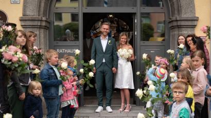Bild: Birgit Zant/exb
Katharina Forster und Felix Frank schließen im Vohenstraußer Rathaus den Bund der Ehe. Kindergartenkinder warten mit weißen Rosen vor dem Portal und empfangen das junge Paar.
