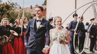 Bild: Baumgärtl/exb
Ein langes Ehrenspalier erwartete Julia und Roman Baumgärtl nach der kirchlichen Trauung in der Pfarrkirche St. Johannes in Großkonreuth.