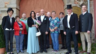 Bild: gi
Brigitte Geilersdorfer und Florian Sieder haben auf Schloss Burgtreswitz vor dem Standesbeamten Sebastian Sperl (rechts) geheiratet. Nachbarn und Freunde überraschten das Brautpaar und gratulierten.