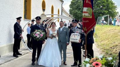 Bild: Norbert Kopp/exb
Die Feuerwehr sorgte vor der Kirche für eine Schlauchspirale. Die Braut Martina Gürtler und ihr Bräutigam Ferdinand Lintl sind beide aktive Mitglieder.