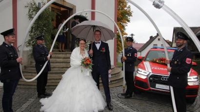 Bild: kro
Alexandra und Markus Göhl beim Verlassen der Pfarrkirche St. Katharina. Die Feuerwehr Mähring erwartete das Brautpaar im Ehrenspalier.