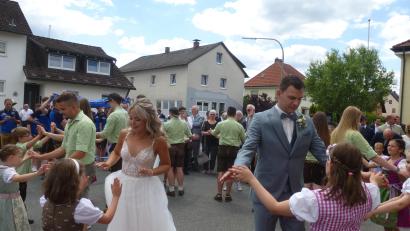 Bild: bk
Spontan beantwortete der Kirwavereins-Präsident mit seiner Franzi die Frage der Kids Lisa Schrehardt und Michael Liebeskind, ob er gut küssen und tanzen kann, mit einem Bayrischn zu "Hans bleib dou"