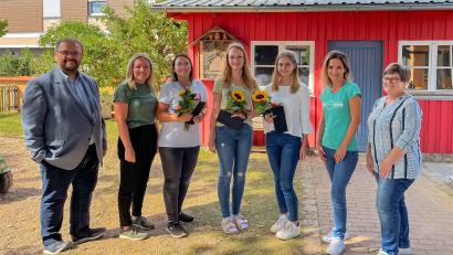 Bild: Gemeinde Kastl bei Kemnath/exb
Bürgermeister Hans Walter (von links) mit Erzieherin Alessa Friedrich, Janina Tilp, Silke Kiefer, Paula Ring, stellvertretender Einrichtungsleiterin Cindy Lautner und Einrichtungsleiterin Ulrike Hederer.