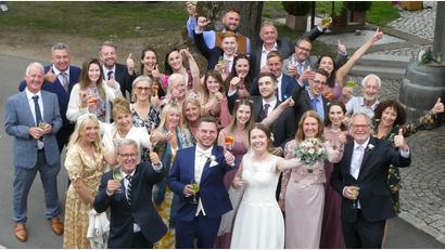 Bild: eib
Die über 30 Hochzeitsgäste aus England sind begeistert und scharren sich um das glückliche Hochzeitspaar Frederica und Stephan. Neben der Braut rechts stehen ihre Eltern Debby und Chris aus Leeds und mittendrin die Bridesmaids.