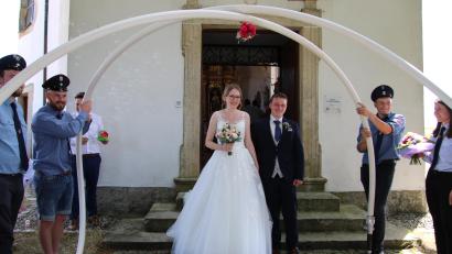 Bild: kro
Die Feuerwehr Dippersreuth erwartete Sabrina und Rainer Mark vor der Jakobuskriche in Marchaney im Ehrenspalier.