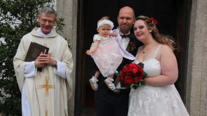 Bild: kro
Tamara Härtl und Florian Pamler gaben sich in der Kapplkirche das Jawort, gleichzeitig wurde das gemeinsame Töchterchen Fiona getauft. Die Trauung und die Taufe nahm der ehemalige Konnersreuther Pfarrer Professor Dr. Wolfgang Vogl vor.