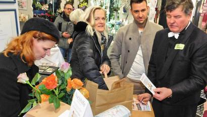 Bild: hai
Anke Großmann (Mitte) zog die Gewinner, deren Namen Organisator Lothar Bueringer (rechts) bekanntgab.