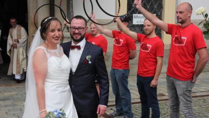 Bild: kro
Tamara und Stefan Schmid nach der Trauung beim Verlassen der Basilika. Spalier standen unter anderem Arbeitskollegen von der Firma Ghost.