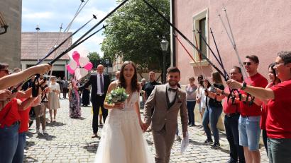 Bild: myd
Jasmin und Maximilian Hammermann schreiten durch das Spalier.