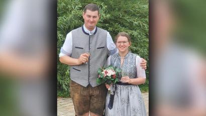 Bild: lgc
Nach der standesamtlichen Trauung stoßen Julia und Andreas Lehner auf einen gemeinsamen Lebensweg an.