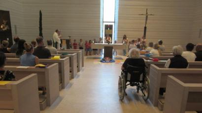 Bild: Kerstin Hasenfürter/exb
Im Exerzitienhaus Johannistahl werden die Kinder gesegnet.