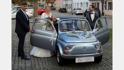 Bild: mor
Mit dem Fiat-Oldtimer schickte Bürgermeister Edgar Knobloch das Brautpaar Alisa Reiter und Patrick Strobel vom Standesamt im Rathaus zur kirchlichen Trauung in die Friedenskirche.