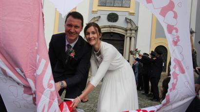 Bild: kro
Michaela und Martin Kraus mussten mit jeweils einer Schere ein großes Herz ausschneiden.