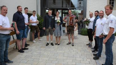 Bild: jr
Julia Bassek und Florian Schaumberger schlossen am Samstagmittag im sanierten Schafferhof den Bund fürs Leben. Erwartet wurde das junge Paar im Anschluss von Mitgliedern der Burschenvereine Konnersreuth und Lorenzreuth sowie von Musiker Simon Strohmaier.