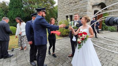 Bild: Agnes Bösl/exb
Nachdem das frisch vermählte Paar das Schlauchspalier der Feuerwehr Kleinschwand durchschritten hatte, stießen sie mit den Kameraden der Feuerwehr Kleinschwand an.