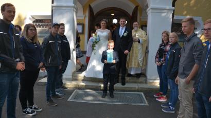 Bild: jr
Den kirchlichen Bund der Ehe schlossen am Samstagnachmittag Jaqueline Scharnagl und Patrick Jettke. Unser Bild zeigt das Brautpaar beim Verlassen der Kirche mit Pfarrer Robert Ploß und Brautjunge Leon, übrigens ein Bruder der Braut.