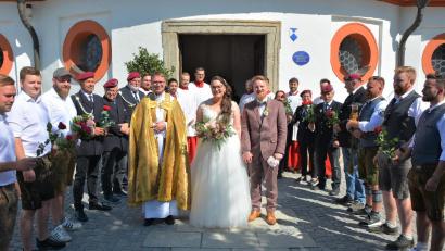 Bild: jr
Von einem großen Ehrenspalier wurde das Brautpaar Michaela und Christoph Richter beim Verlassen der Kapplkirche empfangen. Die Messe hatte der aus Konnersreuth stammende Kaplan Bastian Neumann zelebriert, als Messdiener waren acht frühere Ministranten aus Mitterteich im Einsatz.