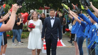 Bild: pi
Jeannine und Tobias strahlen und genießen die Glückwünsche zur Hochzeit.