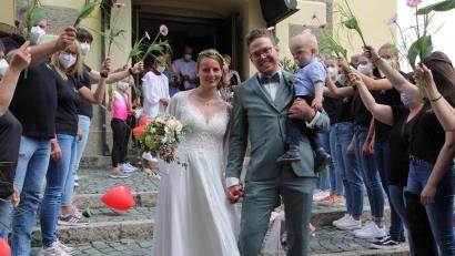 Bild: kro
Julia und Johannes Malzer mit ihrem gemeinsamen Sohn Toni beim Verlassen der Hohenthaner Pfarrkirche. Sie gehen hier durch den Reigen des Ehrenspaliers der Turngemeinschaft Tirschenreuth.