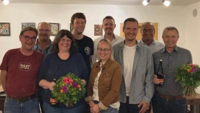Bild: le
Eine starke Truppe präsentiert der Flosser Gewerbering mit der neuen Führungsriege. (von links): Wolfgang Schmidt, Thomas Kraus, Ulrike Schmidt, Ludwig Koch, Doris Ermer, Michael Köllner, Stefan Solfrank, Max Scherm und Lothar Kurz.