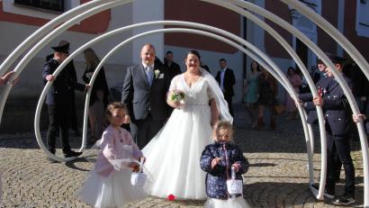 Bild: kro
Katharina und Christian Löw beim Verlassen der Pfarrkirche unter einem Schlauch-Spalier der Feuerwehr Neualbenreuth, vorne die Brautmädchen Emmi und Marie.