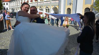 Bild: jr
Roman Pritzl trug seine Frau Tanja nach der Trauung in der Basilika auf Händen durch ein ausgeschnittenes Herz.