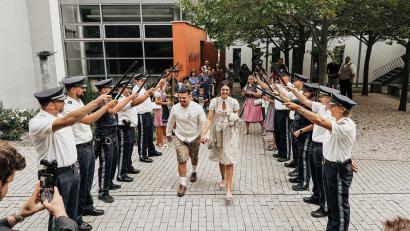 Bild: Norbert Lottner/exb
Unter anderem die Polizeikollegen aus Schwandorf überraschten Philipp und Kristina nach der standesamtlichen Trauung mit einem Spalier.
