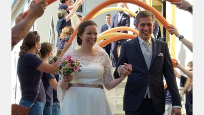 Bild: Christine Warta/exb
Katharina Kurz, geborene Greger, aus Schwarzenfeld und Christopher Kurz aus Schwarzenfeld haben sich das Ja-Wort gegeben.