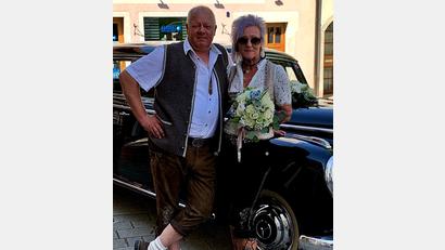 Bild: R. Kreuzer
Martin und Eveline Regler fuhren in einem Oldtimer von 1956 vor dem Standesamt in Neustadt/WN vor.