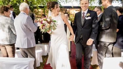 Bild: Thomas Hierl 
Nicht nur wegen des Kaiserwetters hatten Christina und Micha Hirschinger bei ihrer Hochzeit beste Laune.