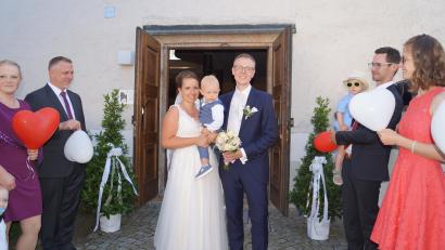 Bild: du
Die Mutter-Kind-Gruppe steht mit roten und weißen Luftballonherzen am Kirchenportal Spalier, als Alexander und Christina, mit ihrem 18 Monate alten Spross Elias auf dem Arm, nach der Trauung das Gotteshaus verlässt.