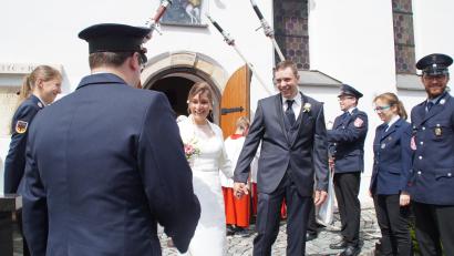 Bild: kaz
Die Feuerwehr Oberndorf/Höflas nimmt nach der kirchlichen Trauung Claudia und Georg Weber in Empfang, um beiden zu gratulieren und sie Tennisbälle von Pylonen spritzen zu lassen.