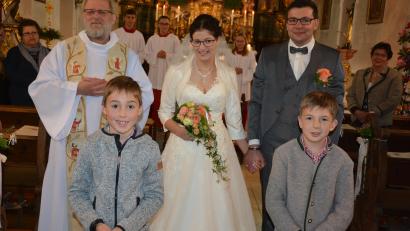 Bild: jr
Melanie Sturm und Gerold Hoschopf heirateten am Samstag in der Pfarrkirche St. Laurentius in Konnersreuth. Links im Bild Pfarrseelsorger Pater Benedikt Leitmayr, vorne die beiden Brautkinder Lorenz (links) und Anton, die Neffen des Bräutigams.
