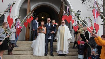 Bild: kro
Das frisch getraute Ehepaar Alexandra und Patrick Riedl verlassen mit ihrem Sohn Bastian die Bärnauer Pfarrkirche St. Nikolaus. Die Mitarbeiterinnen des Tirschenreuther Test- und Impfzentrums empfingen das Brautpaar.