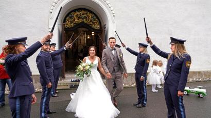 Bild: fvo
Nach der Trauung von Veronika und Daniel Bergmann stehen Polizeikollegen des Bräutigams am Kirchenportal der Wallfahrtskirche Mariä Heimsuchung.