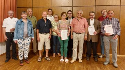 Bild:  MGV 1884 Auerbach/exb
Geehrte und Gäste beim MGV 1884 Auerbach: (von links) Gerhard Bauer (Sängergruppe Pegnitzstrand), Birgit Meyer, Heiner Bodendörfer (Sängerkreis Hersbruck), Peter Pickert, Klaus-Dieter Scholtes, Maximiliane Ditz, Iris Zambelli, Matthias Rausch, Vorsitzender Hans Steger, Wolfgang Rausch, das neue Ehrenmitglied Georg Büttner und Alfred Felser.