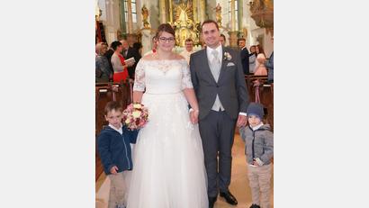Bild: fvo
Claudia und Markus Fichtl nach der Trauung beim Auszug aus der Wallfahrtskirche Mariä Heimsuchung.